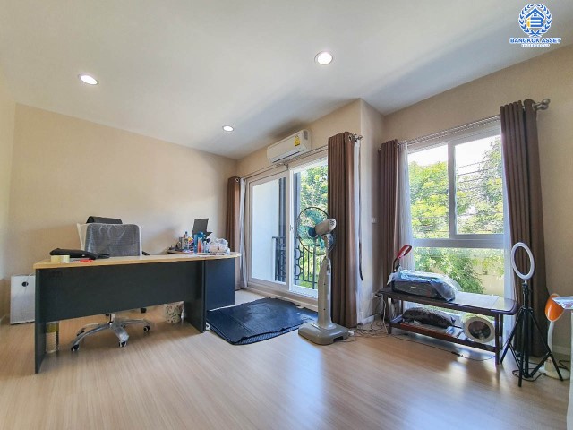 ******ทาวน์โฮมมือสอง ม.บ้านกลางเมือง พระราม9 บ้านสไตล์คนเมือง 3 ชั้น ภายในสวยมาก สภาพเทียบเท่ามือ1 มีบิ้วท์อินเค้าท์เตอร์ครัวให้แล้ว เนื้อที่ 18.5 ตร.ว. ห้องนอน 3 ห้องน้ำ 2 ที่จอดรถ แถมแอร์ 4 เครื่อง และเครื่องทำน้ำอุ่น 2 เครื่อง บนทำเลติดถนนใหญ่ ที่เชื่อมต่อถนน ถ.กาญจนาภิเษก วงแหวนกาญจนาภิเษก ใกล้ทางด่วนพระราม 9-มอเตอร์เวย์ และ แอร์พอร์ตลิ้งค์ สถานีหัวหมาก